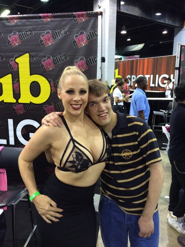 Porn Comicon: парень сфоткался со своими любимыми актрисами