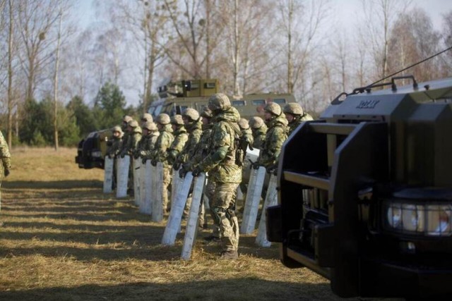 Украина переводит войска на границу с Беларусью и готовится отражать атаки мигрантов