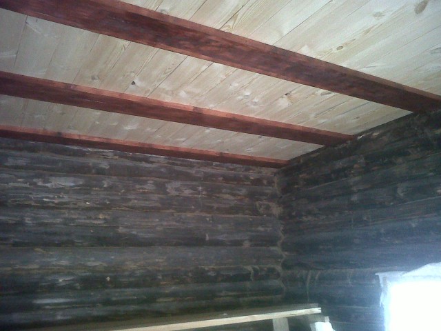 Деревянное дверное полотно дёшево и сердито.