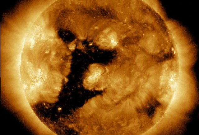 На Солнце появилась корональная дыра в виде цифры 1