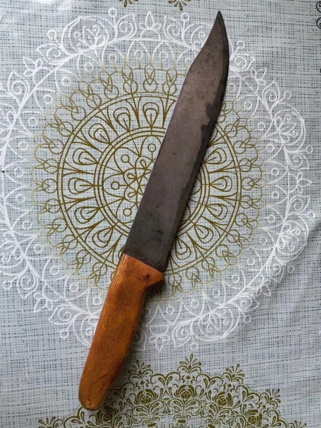 Как открыть консервную банку голыми руками: лайфхак спасет ужин в походе