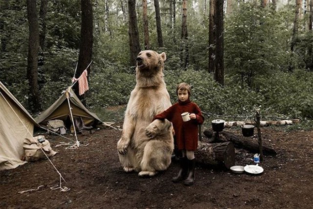 Домашний медведь Степан снялся в фотосессии