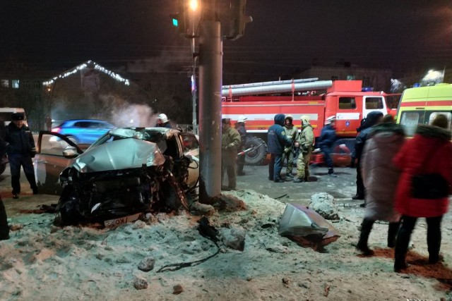 Пожарный автомобиль раздавил легковушку в Оренбурге