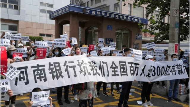 Власти Китая сорвали акцию протеста банковских вкладчиков при помощи системы отслеживания распространения коронавируса