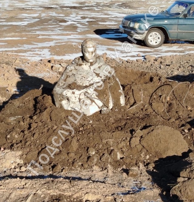 Откопали памятник.