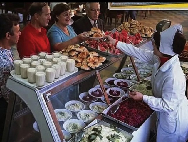 Оказывается, во «Вкусно и точка» нужно теперь платить за бумажный пакет 15 рублей
