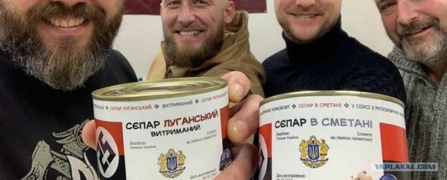 В Киеве на месте недавно снесённого памятника Булгакову молодой человек начал читать его книги вслух на русском языке.