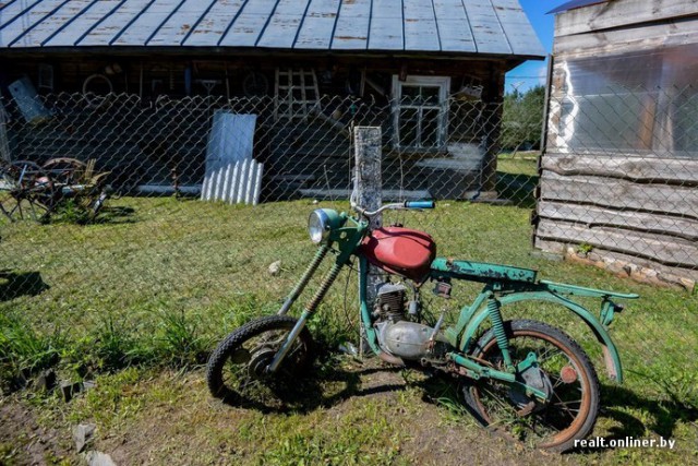 Житель Беларуси смастерил на своем участке ветряк