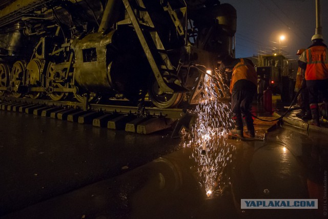 Транспортировка паровоза в Саратове