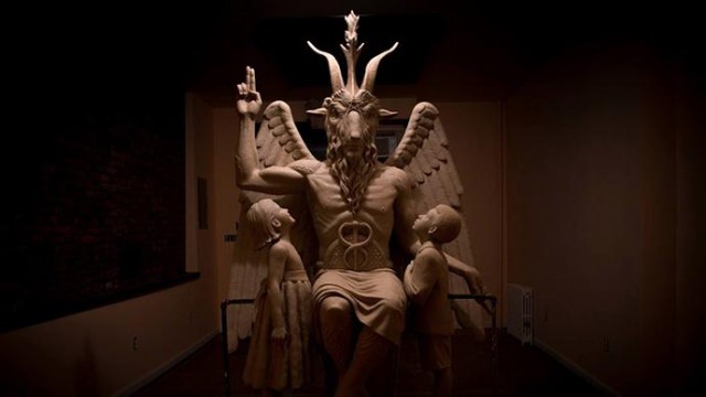 Храм Сатаны открывает статую Бафомета