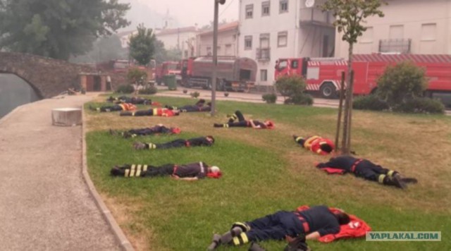 Черногорские пожарные после сражения с огнём всю ночь