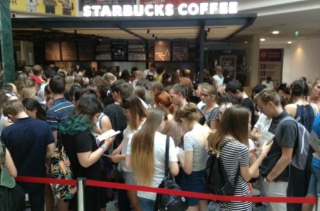 Открытие Starbucks в Казани: тысяча казанцев провела несколько часов в очереди за кофе
