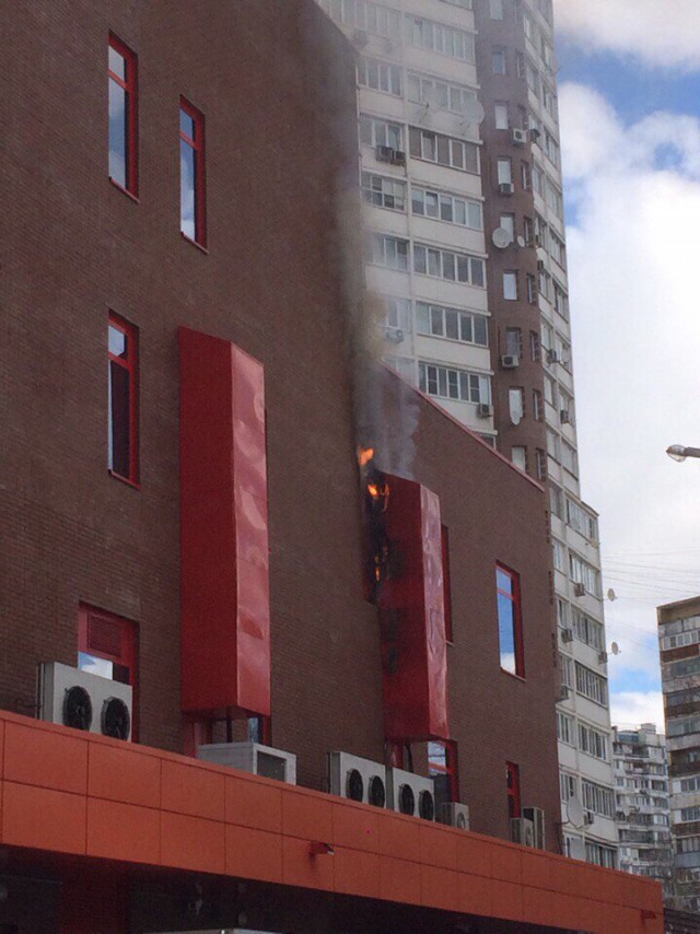 Сообщается о возгорании в ТЦ на севере Москвы