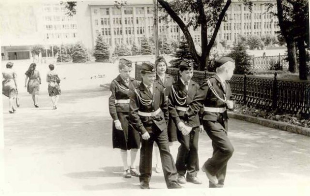 «Этих псевдопатриотов в окоп бы на неделю». Что думают ветераны о сегодняшних "символах" празднования Дня Победы