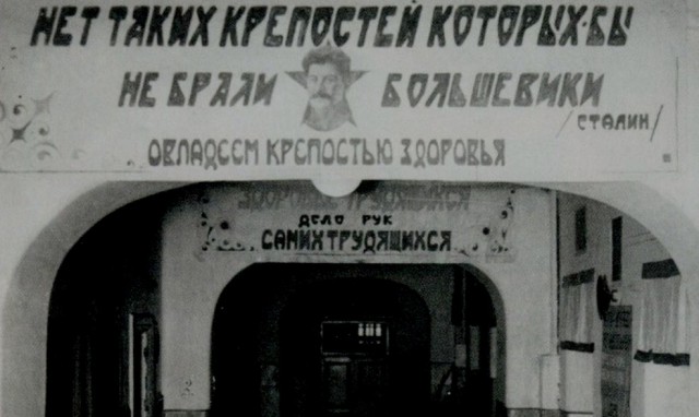 “Рвала медицинские карты”: Ярую антипрививочницу госпитализировали в психбольницу