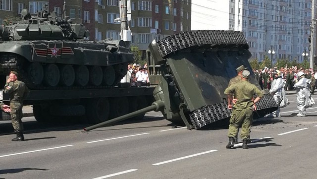 С парада, сдох двигатель