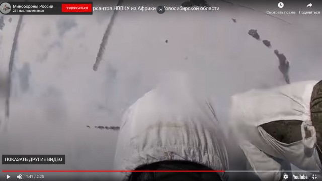 Первый прыжок с парашютом курсантов НВВКУ из Африки в Новосибирской области