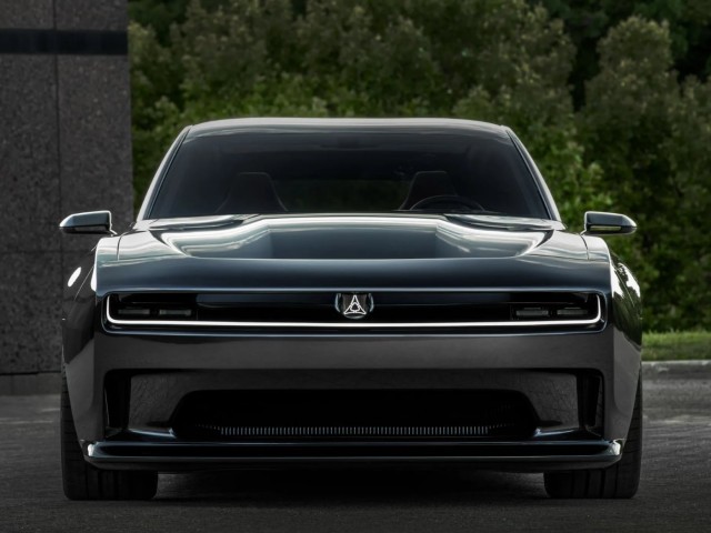 Dodge показала электромобиль Charger. У него громкий декоративный выхлоп и коробка передач