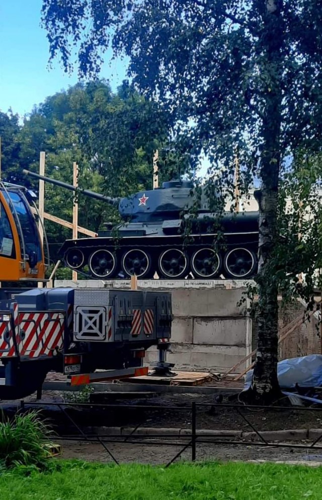 Взамен убранного Т-34 в Нарве