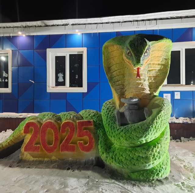 В Якутии слепили символ 2025 года — Змею