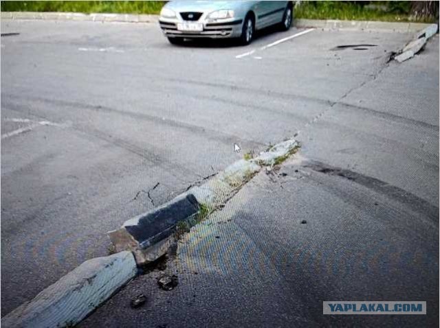 Грузовой монстр устроил погром в жилом дворе