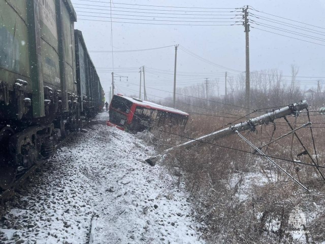 Поезд столкнулся с пассажирским автобусом в Хабаровске