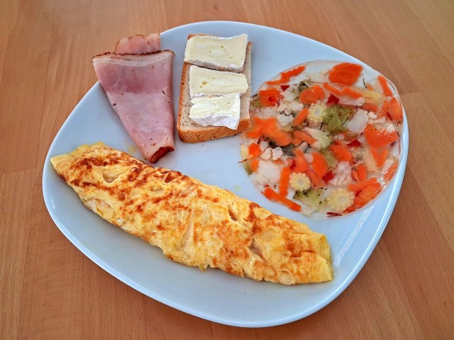 Пышный омлет с сардельками, жареным хлебом и салом