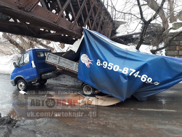 И опять мост "газель не проедет" на Софийской победил очередной автомобиль