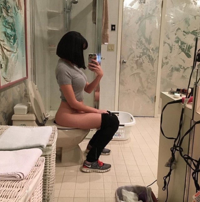 Дуры, хватит выёживаться перед фотиком