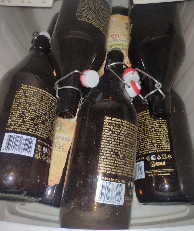Но в пакетике прозрачном дырка у меня, И все время утекает пиво из него.