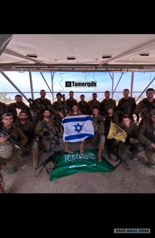 Солдаты Израиля попирают ногами флаг Королевства Саудовской Аравии с шахадой.