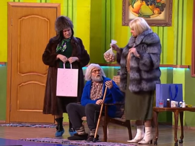 Путевочку в санаторий пожалуй будет жирно,а набор копеечных полотенец самое то!