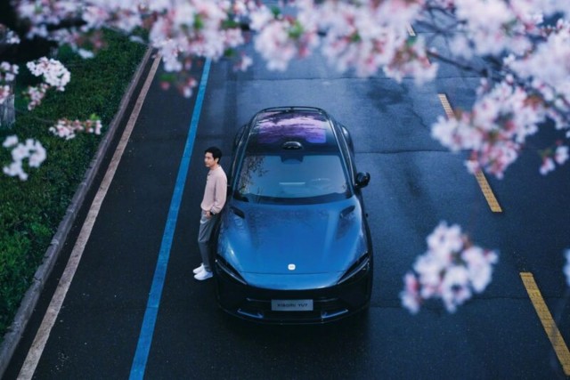 Глава Xiaomi показал новые фото электрического кроссовера YU7