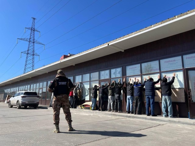 Десяти мигрантам после рейда на рынке и складе в Балашихе вручили повестки в военкомат.