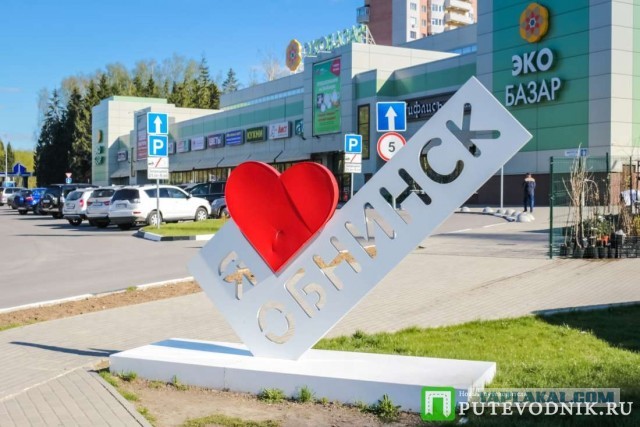 Парень уже 16 часов стоит на карнизе восьмого этажа — не хочет, чтобы его увозили родители из Обнинска