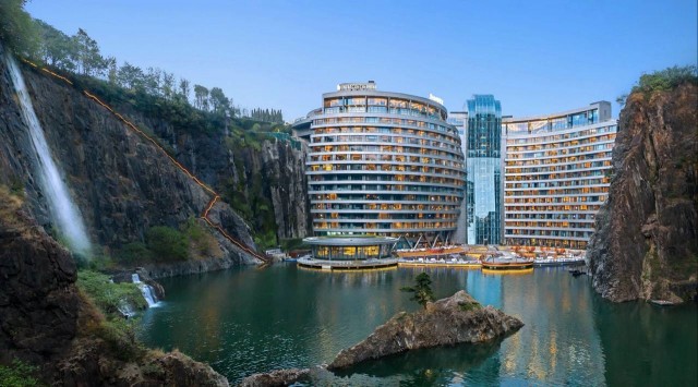 Необычный отель в скале