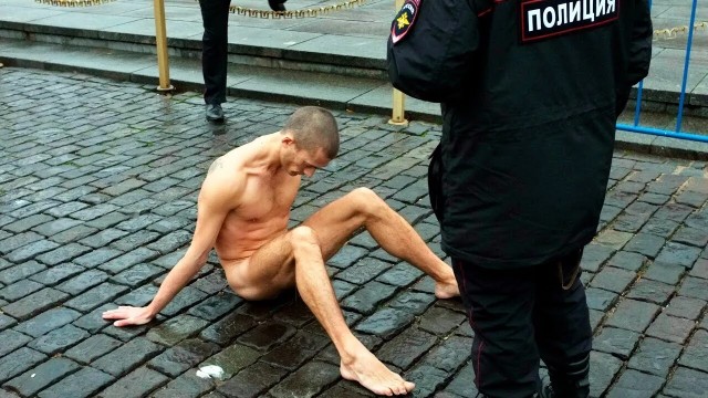 Он художник, он так видит