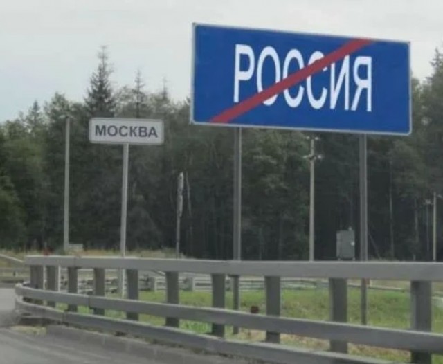 Девушка зашла с небольшой собачкой в автобус, идущий по маршруту М40