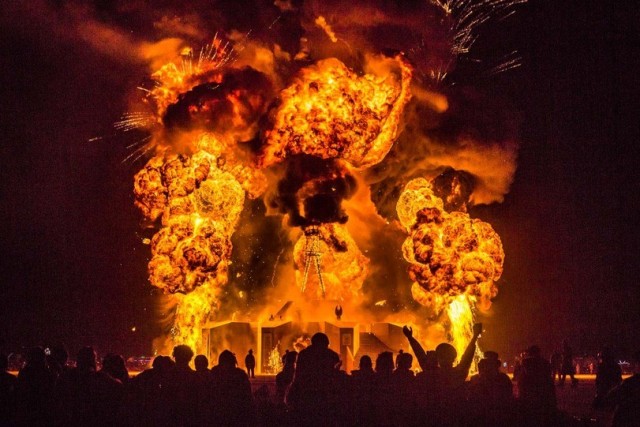 В пустыне Burning Man появилась гигантская сломанная Эйфелева башня