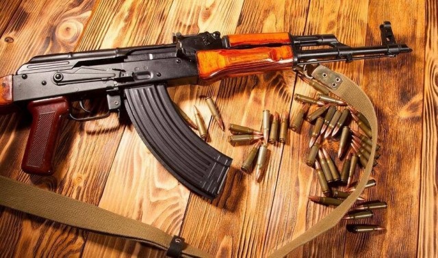 Почему у автомата Калашникова изогнутый рожок. Всё дело в патроне