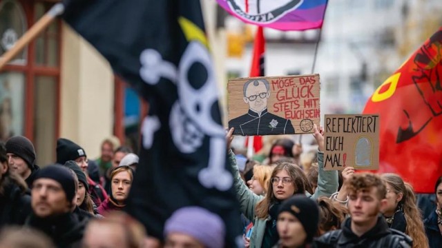 Как минимум 165 тысяч человек вышли на массовые протесты в Германии, требуя отставки Мерца, — СМИ