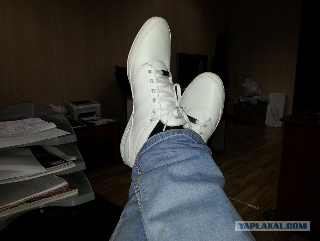 Саморазлагающиеся кроссовки Adidas
