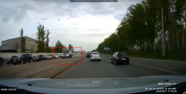 В Казани автомобиль угодил колесом в люк и перевернулся