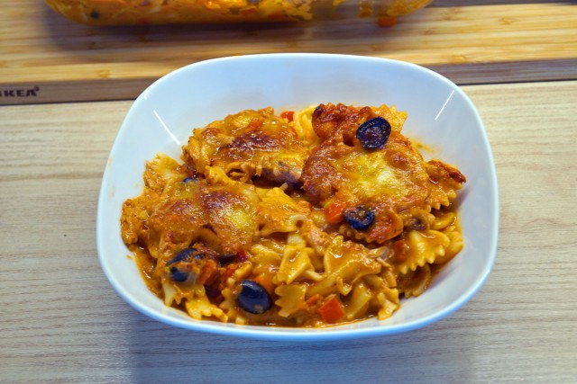 Макаронная запеканка с тунцом и моцареллой