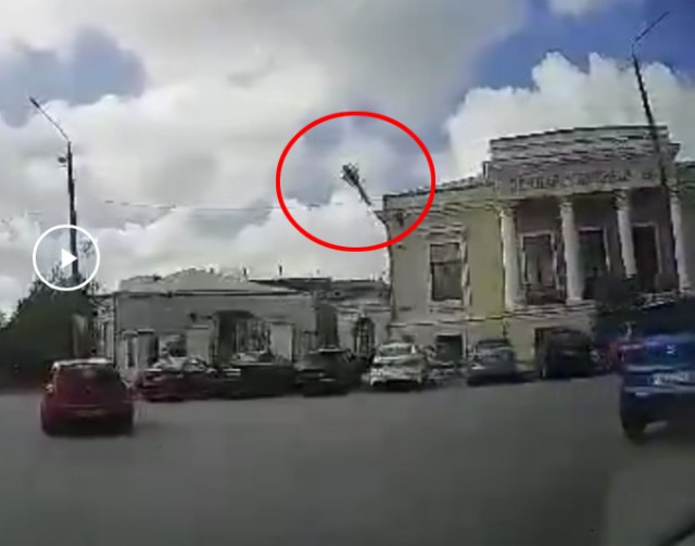 Момент прилета ракеты в Таганроге попал на видео