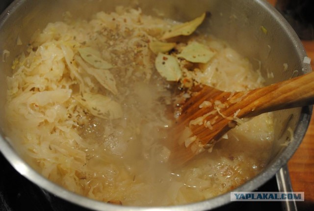 Айсбайн с ананасовой капустой.