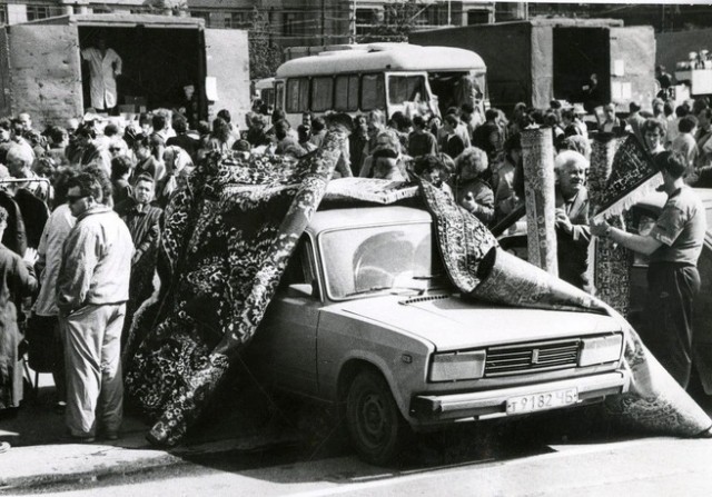 «Выдали отпускные стиральными машинками»: челябинцы рассказали о зарплате по бартеру в 1990-х