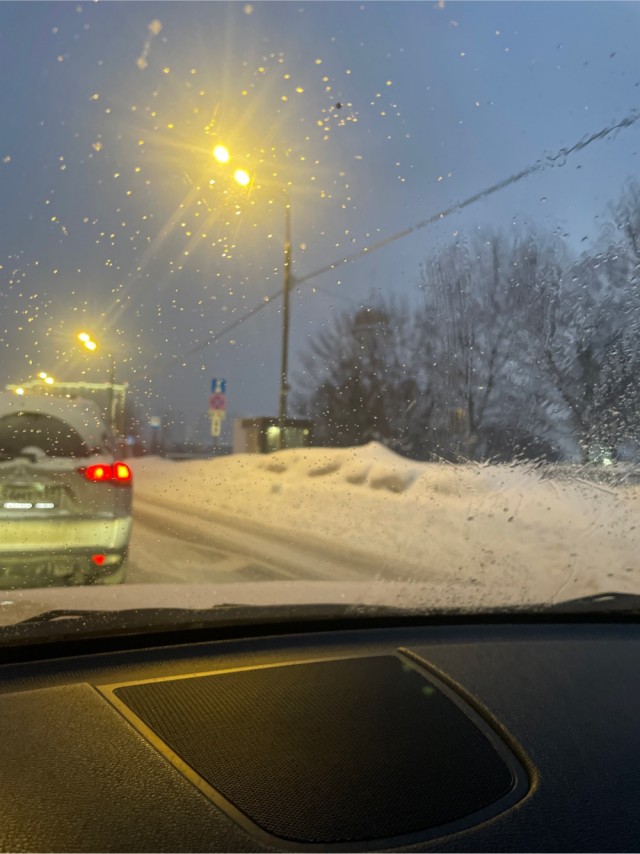 Снег кружится, летает, летааает....