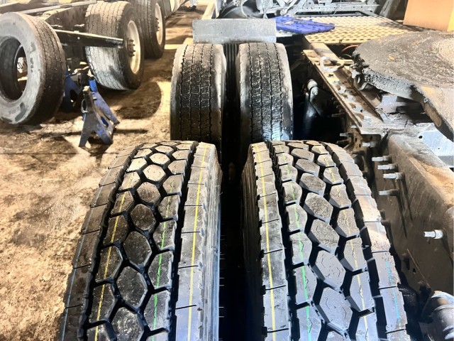 Девушка самостоятельно заменила покрышку грузовика