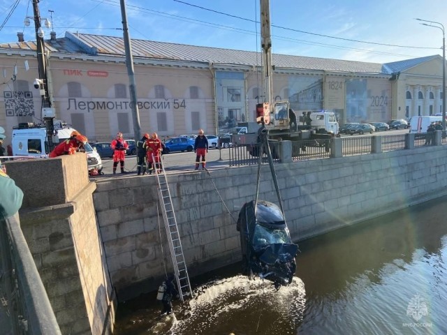 Легковушка пробила ограждение и "улетела" в Обводный канал в Петербурге